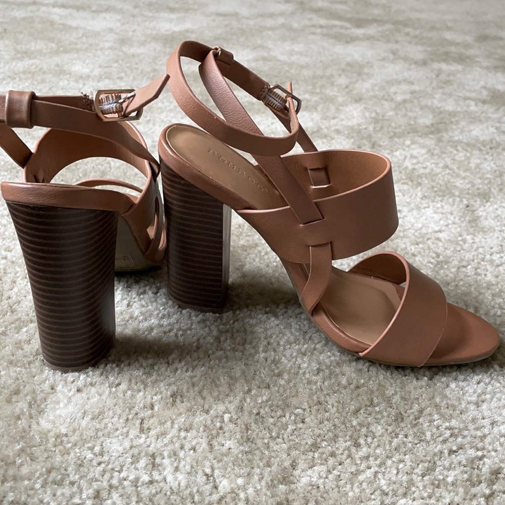 Never worn size 7 Heel